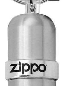 "Ανθεκτικό μεταλλικό μπρελόκ Zippo με δοχείο καυσίμου. Ιδανικό για να έχετε πάντα μαζί σας επιπλέον καύσιμο, εύκολο στη χρήση και μεταφορά."