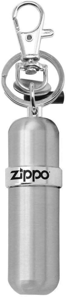 "Ανθεκτικό μεταλλικό μπρελόκ Zippo με δοχείο καυσίμου. Ιδανικό για να έχετε πάντα μαζί σας επιπλέον καύσιμο, εύκολο στη χρήση και μεταφορά."