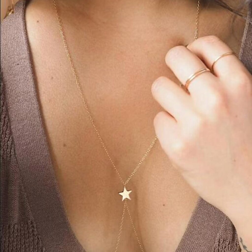 Minimalist Star αλυσίδα σώματος σε χρυσό χρώμα. Κλασική και κομψή, ιδανική για κάθε εμφάνιση. Απλή, αλλά εντυπωσιακή, προσθέτει λάμψη και στυλ.