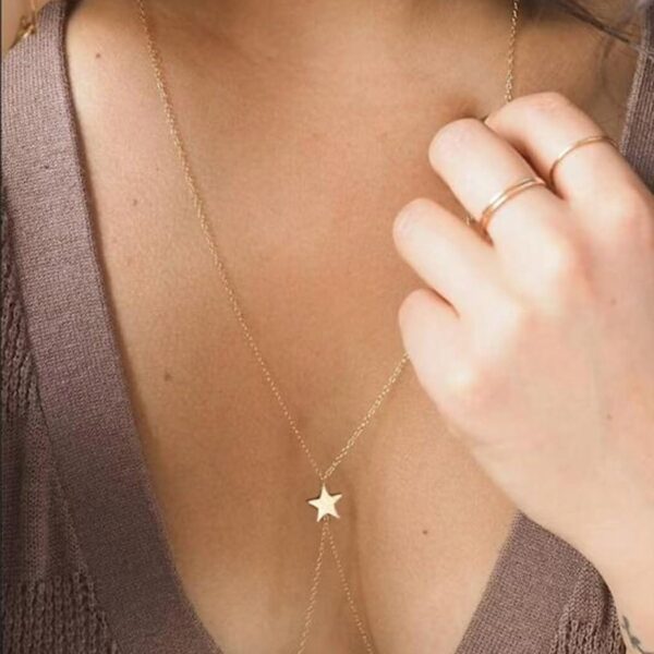 Minimalist Star αλυσίδα σώματος σε χρυσό χρώμα. Κλασική και κομψή, ιδανική για κάθε εμφάνιση. Απλή, αλλά εντυπωσιακή, προσθέτει λάμψη και στυλ.