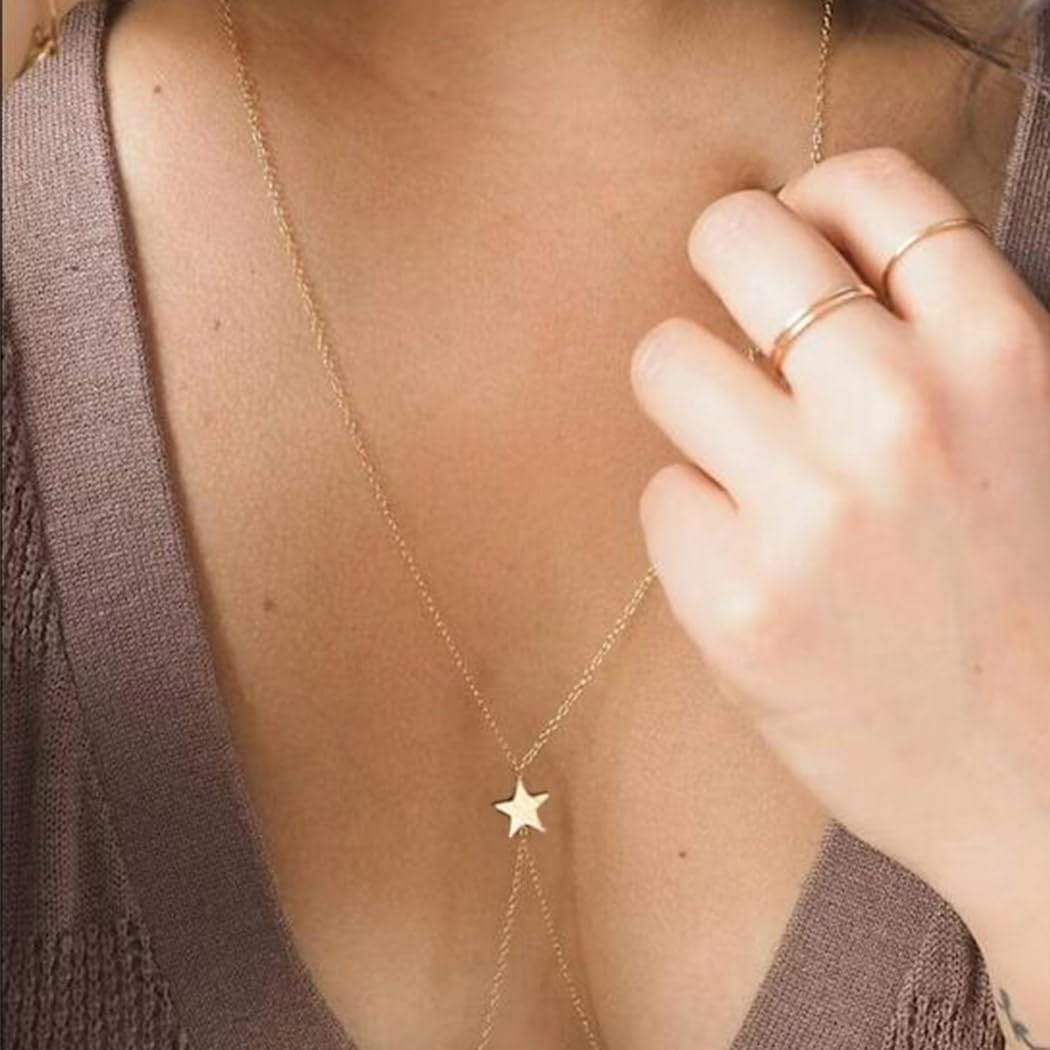 Minimalist Star αλυσίδα σώματος σε χρυσό χρώμα. Κλασική και κομψή, ιδανική για κάθε εμφάνιση. Απλή, αλλά εντυπωσιακή, προσθέτει λάμψη και στυλ.