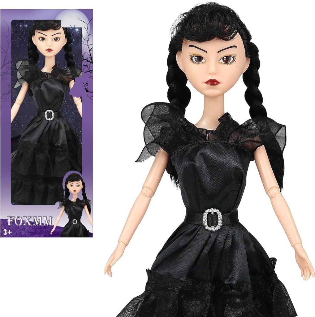 Κούκλα Wednesday Addams με μαύρο ολόσωμο φόρεμα. Ιδανική για συλλέκτες και λάτρεις της οικογένειας Adams. Λεπτομερής κατασκευή.