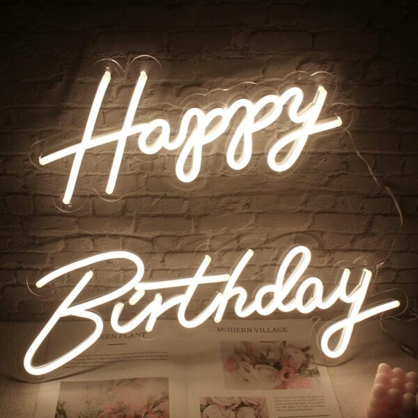 Φωτεινή επιγραφή NEON LED "Happy Birthday" που δημιουργεί μια ατμόσφαιρα γενεθλίων γεμάτη χαρά και λάμψη, φωτίζοντας τη στιγμή με χαρακτήρα και ζωντάνια
