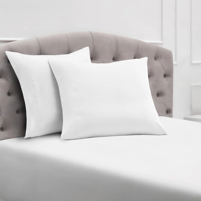 Σετ 2 λευκές μαξιλαροθήκες Mellanni 80×80 cm από απαλή μικροΐνα. Αντιρυτιδικές, υποαλλεργικές και ανθεκτικές, προσφέρουν άνεση και κομψότητα στο υπνοδωμάτιο